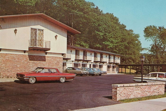 Best Western Manistee Motel (Carriage Inn Motel) - Vintage Postcard (newer photo)